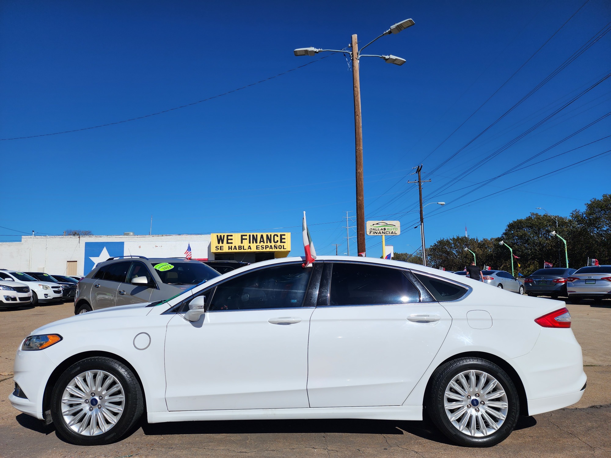 2015 WHITE Ford Fusion Hybrid S (3FA6P0UU3FR) with an 2.0L L4 DOHC 16V HYBRID engine, CVT transmission, located at 2660 S.Garland Avenue, Garland, TX, 75041, (469) 298-3118, 32.885551, -96.655602 - Welcome to DallasAutos4Less, one of the Premier BUY HERE PAY HERE Dealers in the North Dallas Area. We specialize in financing to people with NO CREDIT or BAD CREDIT. We need proof of income, proof of residence, and a ID. Come buy your new car from us today!! This is a 2015 FORD FUSION HYBRID S L - Photo #6